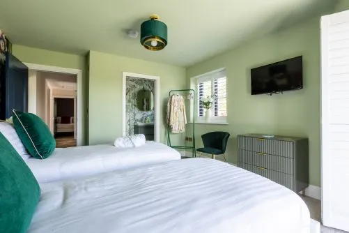 Bluebells - Green room ensuite