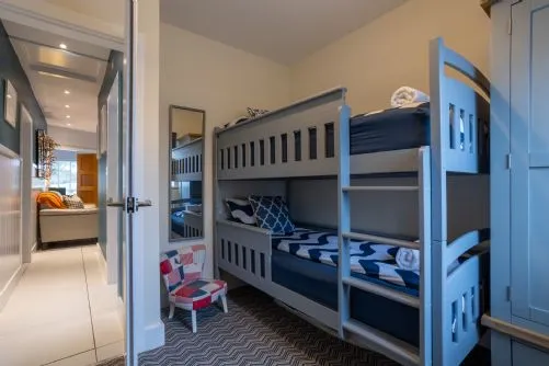 Monfa Bunk room to hallway