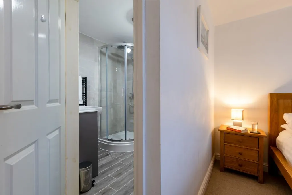 Ancones downstairs double bedroom shower
