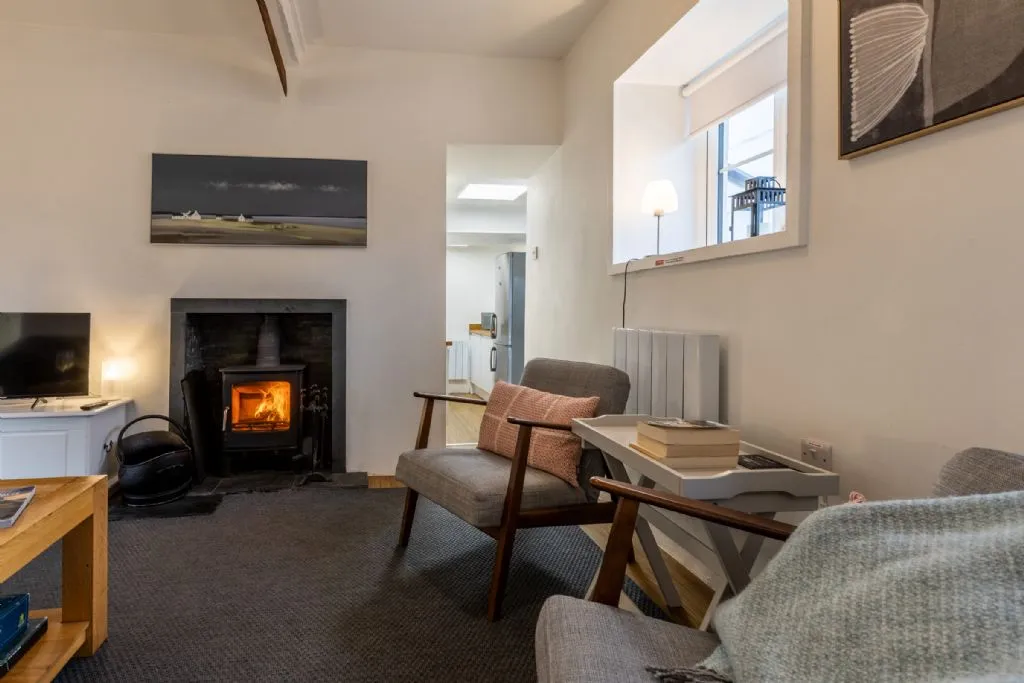 Ty Capel Bach - view into kitchen