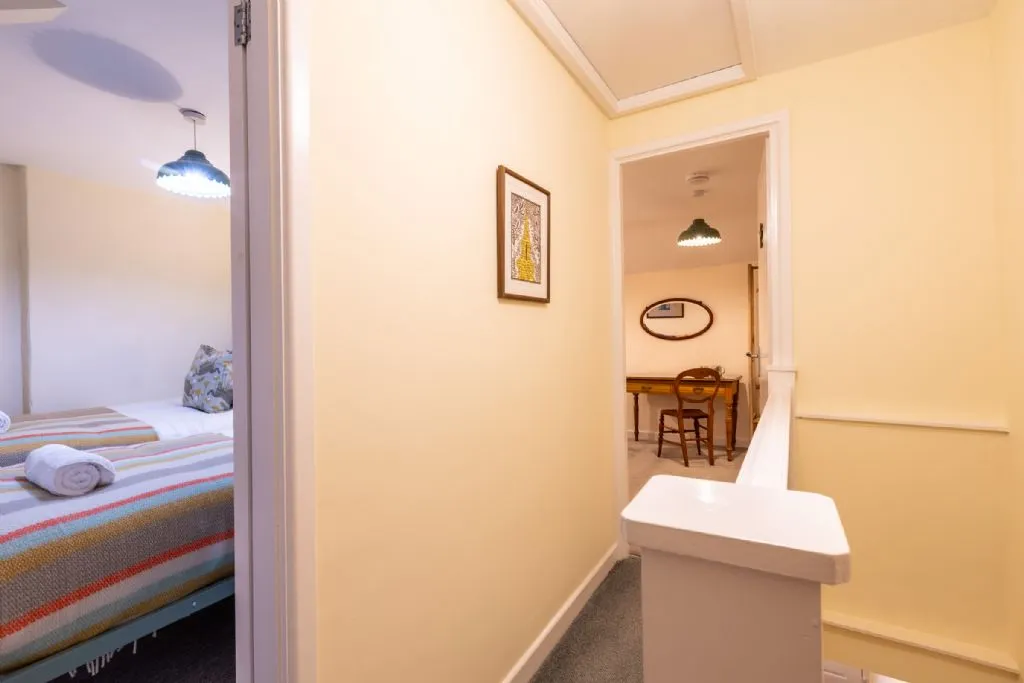 Kite Cottage - landing to bedrooms