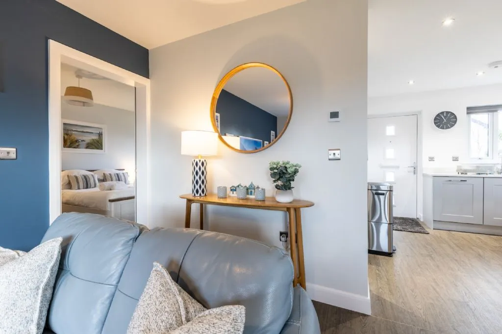 Ty Wawr - Lounge Door into King Ensuite