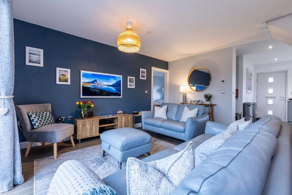 Ty Wawr - Lounge to King Bedroom 