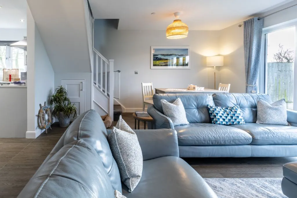 Ty Wawr - Leather sofas 