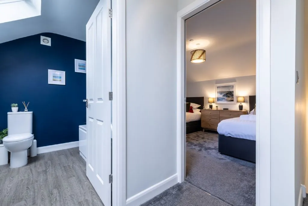 Ty Wawr - Bathroom and Twin Room 