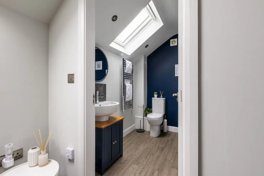 Ty Wawr - Upstairs Bathroom 