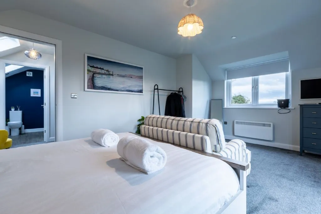 Ty Wawr - King Room through to Landing