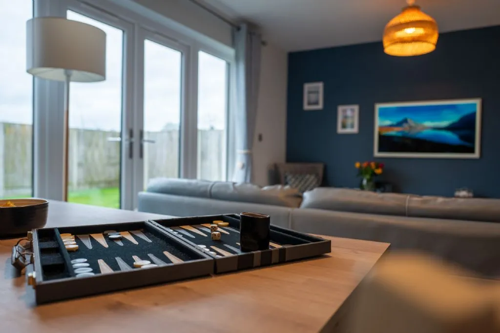 Ty Wawr - Back Gammon Game 