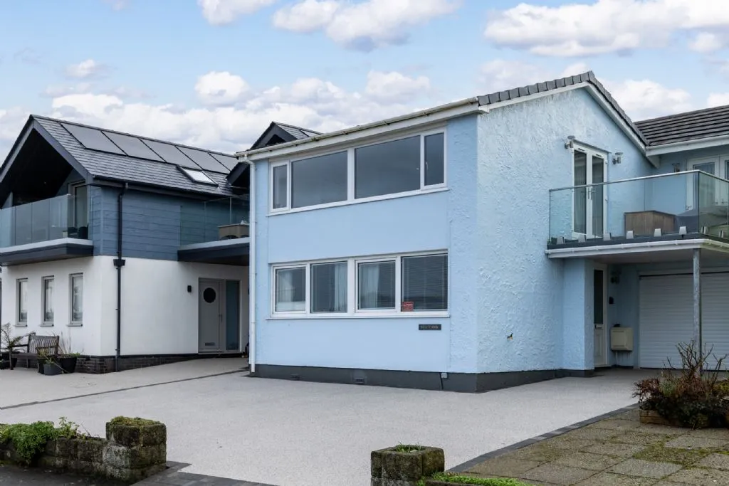 Swn Y Bae - Front Parking