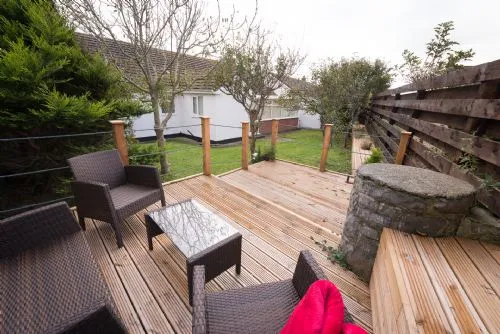 Rhonwil - Back garden decking